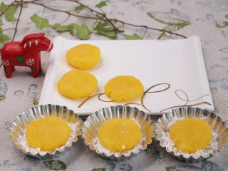 11、奶黄水晶饼  ,放入底部有西米的模中