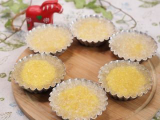 14、奶黄水晶饼  ,蒸好后放凉脱模