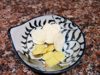 2、莴笋炒虾仁,将生姜和大蒜切片备用。