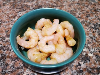 5、莴笋炒虾仁,虾仁加入适量生抽拌匀备用。（这里用的是去线虾仁）