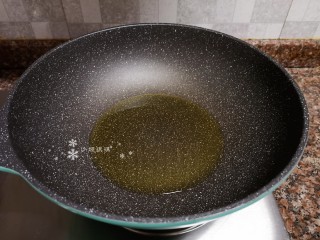 6、莴笋炒虾仁,热锅倒油烧至八成热。