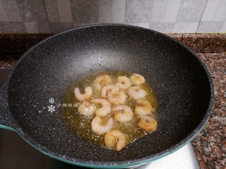 7、莴笋炒虾仁,放入虾仁煸炒片刻。