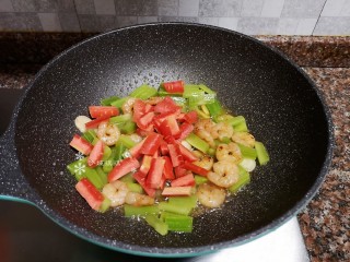 10、莴笋炒虾仁,放入胡萝卜翻炒均匀。