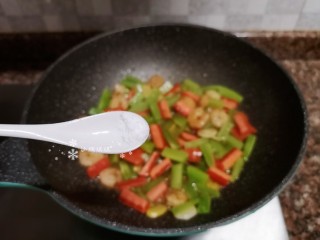 12、莴笋炒虾仁,放入适量盐翻炒均匀。