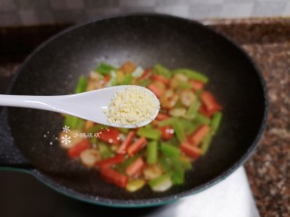 13、莴笋炒虾仁,放入适量鸡精翻炒均匀。