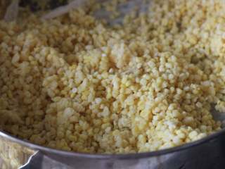 1、桃山玫瑰,脱皮绿豆直接买的现成的，很方便，一代400克 （我用了200克）！脱皮绿豆清水浸泡一夜！夏天的话中间要换次水 。 绿豆泡好以后沥干水分 蒸锅一定放足够的水，因为要蒸一个多小时！将浸泡好的绿豆放到蒸屉上（蒸屉要铺屉布），大火烧开水，改小火蒸，大概一个小时20分钟的样子（蒸到绿豆用铲子轻轻的就能捻成泥即可，具体时间要看火力而定）