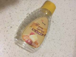 2、桃山玫瑰,蒸好的绿豆放入大盆中，加入白糖和麦芽糖搅拌均匀