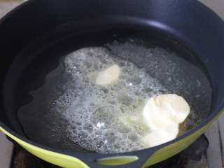 3、桃山玫瑰,不粘锅放火上，开小火，将黄油完全融化