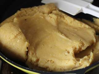 4、桃山玫瑰,倒入捻好的绿豆泥慢慢翻炒，一开始绿豆泥会有些湿润，一定小火不停的翻炒，炒至绿豆泥成团，表面不沾手即可