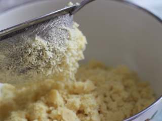 5、桃山玫瑰,超好的绿豆泥晾凉，用筛子过一遍筛，这一步必不可少，只有过了筛的绿豆泥才会足够的细腻，不过筛的话只能称之为绿豆馅！