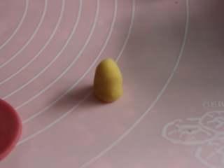 6、桃山玫瑰,过好筛的绿豆泥取一点点，放手掌心搓成圆柱状，做玫瑰花的花心