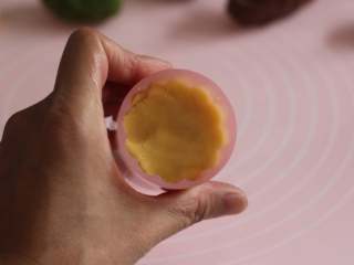 7、桃山玫瑰,其余的绿豆泥分成五十克一个的圆球，放入月饼模中压成型就是绿豆糕