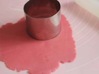 8、桃山玫瑰,桃山皮擀成薄片，用小慕斯圈压出圆形片