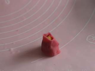 10、桃山玫瑰,玫瑰花心放中间，用半圆的桃山皮包起来，最初的要稍微的包紧一点