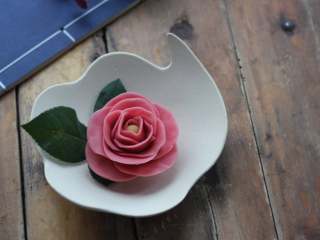 12、桃山玫瑰,拿两片真的玫瑰花叶子放盘中，叶子上摆上包好的玫瑰花即可
