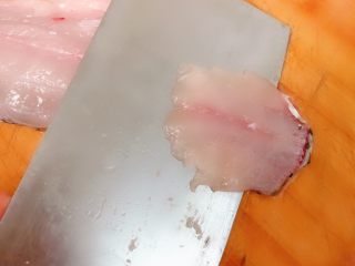 6、酸菜鱼,我的片法是从鱼尾巴那片,如图一片一片的把鱼片好