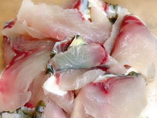 8、酸菜鱼,沥干水份备用,一般买的酸菜鱼包里都有腌一片的,但是我从来都不用,我觉得不好吃