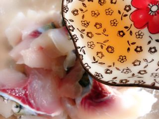 10、酸菜鱼,在鱼片里加料酒,抓匀