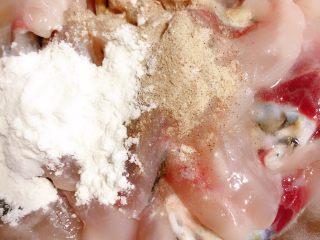 13、酸菜鱼,加入玉米淀粉抓匀