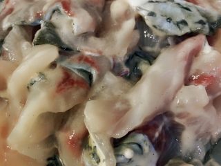 14、酸菜鱼,鱼片腌好备用