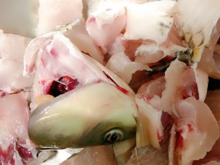 15、酸菜鱼,把鱼骨剁好洗净