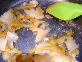 17、酸菜鱼,锅里倒油放入酸菜炒香