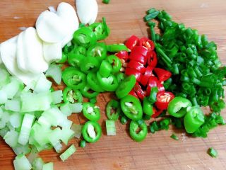 21、酸菜鱼,这时候我们,准备小香葱、青红椒、蒜瓣、西芹沫
