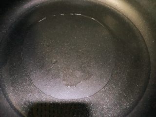 27、酸菜鱼,起锅倒鱼玉米油,烧热,看到锅上面冒烟就行