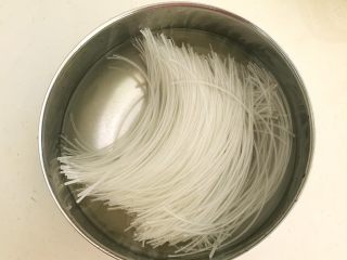 2、蚂蚁上树,把水晶粉放入冷水中，浸泡60分钟