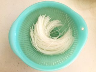 3、蚂蚁上树,把水晶粉捞出来沥干水份