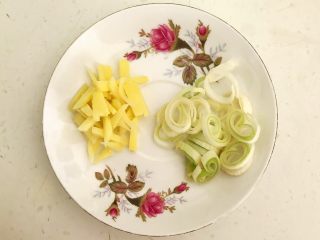 4、蚂蚁上树,鲜姜切成丝，大葱切成葱花