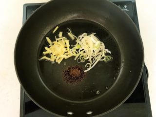 8、蚂蚁上树,油烧热后加入姜丝和葱花