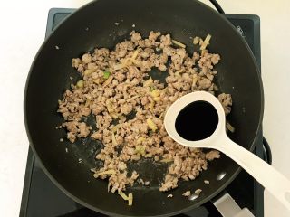 11、蚂蚁上树,加入1勺生抽