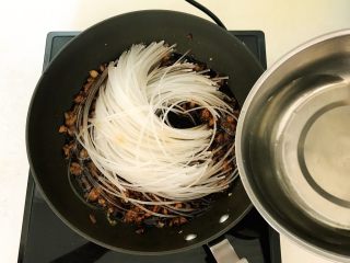 14、蚂蚁上树,加入200克开水