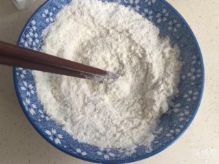 2、奥利奥蛋黄月饼（50克）,面粉和奶粉也拌匀。