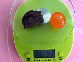 6、奥利奥蛋黄月饼（50克）,奥利奥馅和咸蛋黄一起过秤，33克正好。