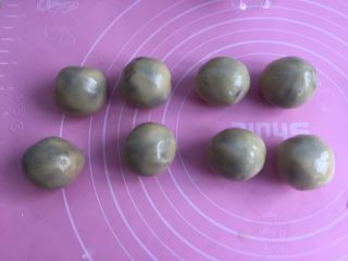 11、奥利奥蛋黄月饼（50克）,收口收紧搓圆。一个个依次做好。