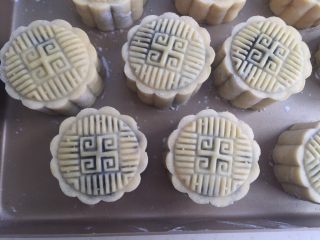 12、奥利奥蛋黄月饼（50克）,模具里放入适量糯米粉防粘，把月饼球放入压制成型。烤箱预热上下火175度，烤6--7分钟拿出