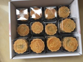 15、奥利奥蛋黄月饼（50克）,装好密封，回油后更好吃。