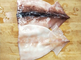 1、韭菜鱿鱼,鱿鱼洗净撕去黑膜。