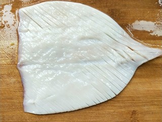 3、韭菜鱿鱼,给鱿鱼身45度角切斜刀。