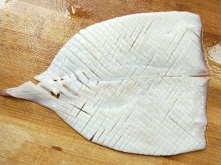 4、韭菜鱿鱼,旋转过来，继续切斜刀。