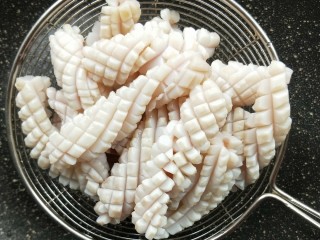 7、韭菜鱿鱼,沥干备用。