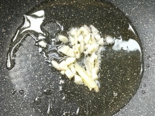 9、韭菜鱿鱼,起油锅，放姜丝蒜末煸炒。