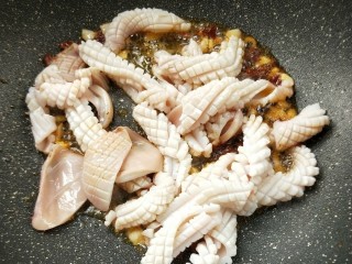 11、韭菜鱿鱼,倒入鱿鱼卷。