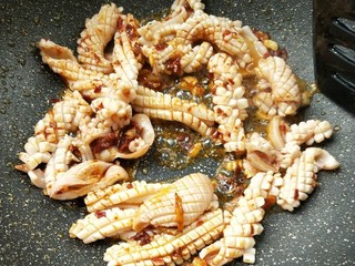 12、韭菜鱿鱼,翻炒，加适量料酒少许生抽。