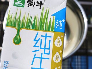 1、奶香浓郁哒-花生小奶糕,将牛奶和淡奶油倒入料理盆中，混合均匀
