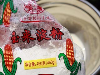 3、奶香浓郁哒-花生小奶糕,加入玉米淀粉