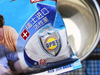 4、奶香浓郁哒-花生小奶糕,加入奶粉，彻底拌匀至无颗粒状态