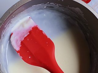 6、奶香浓郁哒-花生小奶糕,加热至液体变稠，粘稠度与炼乳类似